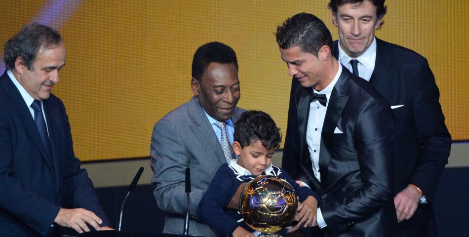 Cristiano Ronaldo et son fils Cristiano Ronaldo Junior pendant la cérémonie du Ballon d&#039;or 2013, le 13 janvier 2014 à Zurich