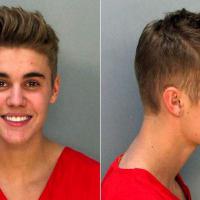 Justin Bieber : mugshot souriant et planant face à la police