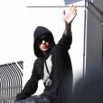 Justin Bieber salue ses fans à la sortie de son centre de détention le 23 janvier 2014