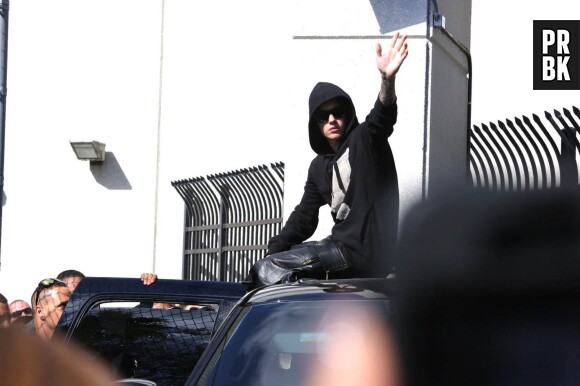 Justin Bieber salue ses fans à la sortie de son centre de détention le 23 janvier 2014