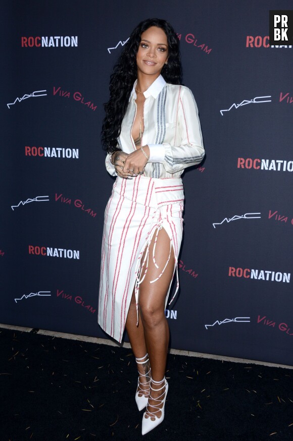 Rihanna dans une tenue sobre mais décolletée à un gala pré-Grammy Awards, le 25 janvier 2014
