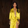 Rihanna dans une robe jaune canari et satinée à un gala pré-Grammy Awards, le 25 janvier 2014