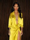 Rihanna dans une robe jaune canari et satinée à un gala pré-Grammy Awards, le 25 janvier 2014