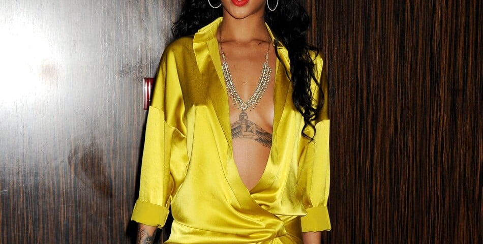 Rihanna dans une robe satinée à un gala pré-Grammy Awards, le 25 janvier 2014