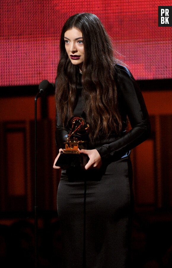 Lorde récupère son prix aux Grammy Awards le 26 janvier 2014 à Los Angeles