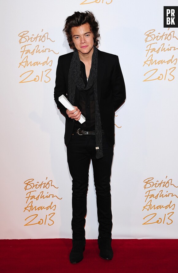 Harry Styles en solo sur le tapis rouge des British Fashion Awards 2013