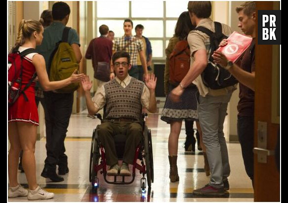 Glee saison 5, épisode 9 : Artie (Kevin Mc Hale) dans les couloirs de McKinley