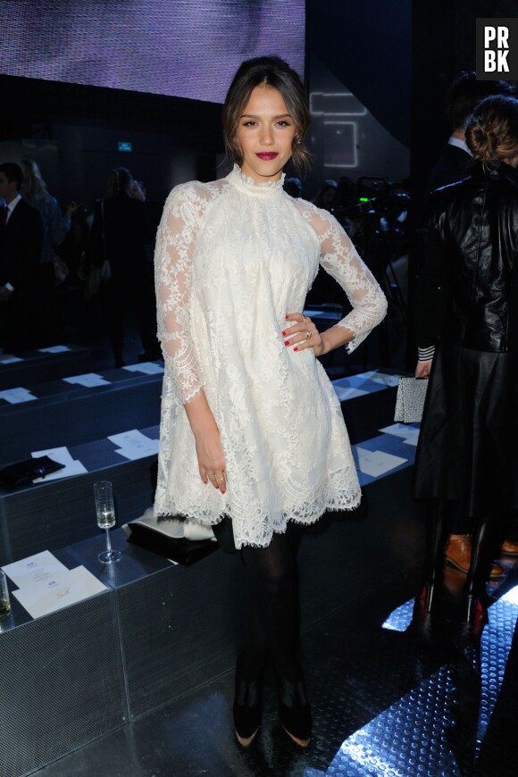 Jessica Alba au défilé H&M pendant la Fashion Week de Paris, le 26 février 2014