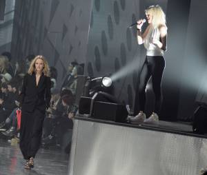 Holly Siz en live au défilé H&amp;M pendant la Fashion Week de Paris, le 26 février 2014