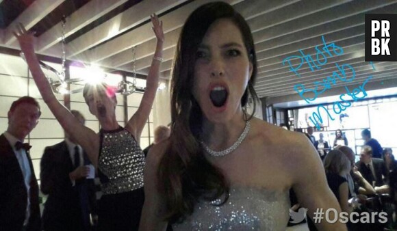 Anne Hathaway photobomb Jessica Biel dans les coulisses des Oscars 2014, le 2 mars 2014