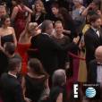 Jennifer Lawrence photobomb un couple sur le tapis rouge des Oscars 2014, le 2 mars 2014