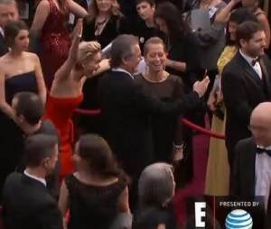 Jennifer Lawrence photobomb un couple sur le tapis rouge des Oscars 2014, le 2 mars 2014