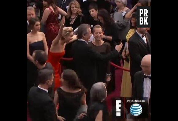 Jennifer Lawrence photobomb un couple sur le tapis rouge des Oscars 2014, le 2 mars 2014