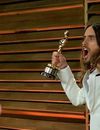 Jared Leto photobomb Anne Hathaway à la soirée Vanity Fair des Oscars 2014, le 2 mars 2014