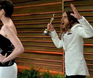 Jared Leto photobomb Anne Hathaway à la soirée Vanity Fair des Oscars 2014, le 2 mars 2014