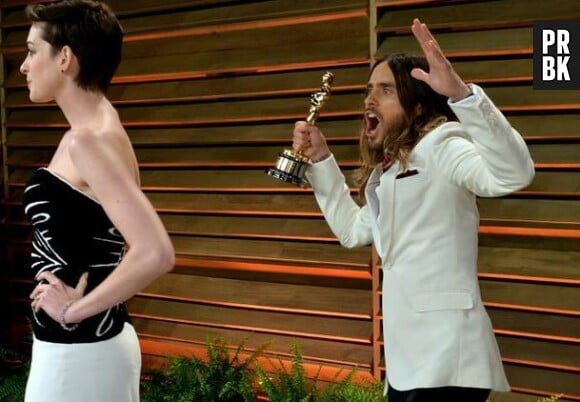 Jared Leto photobomb Anne Hathaway à la soirée Vanity Fair des Oscars 2014, le 2 mars 2014