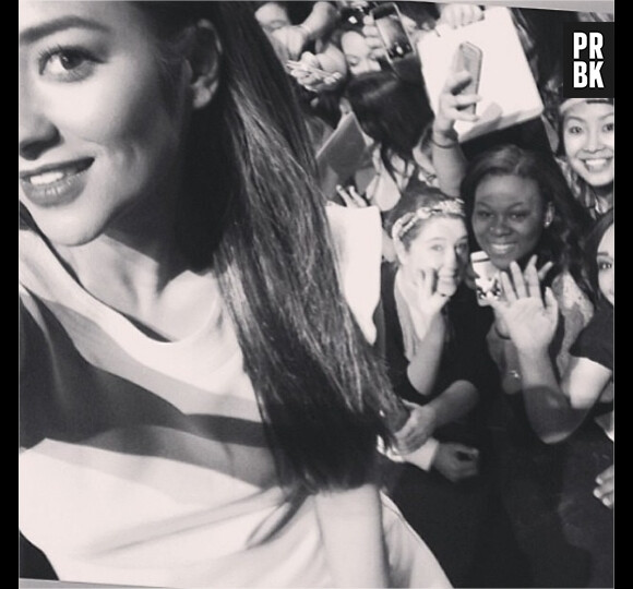 Pretty Little Liars : Shay Mitchell pose avec ses fans le 16 mars 2014 au PaleyFest
