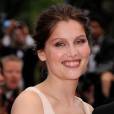 Laetitia Casta souriante et décolletée au festival de Cannes 2011