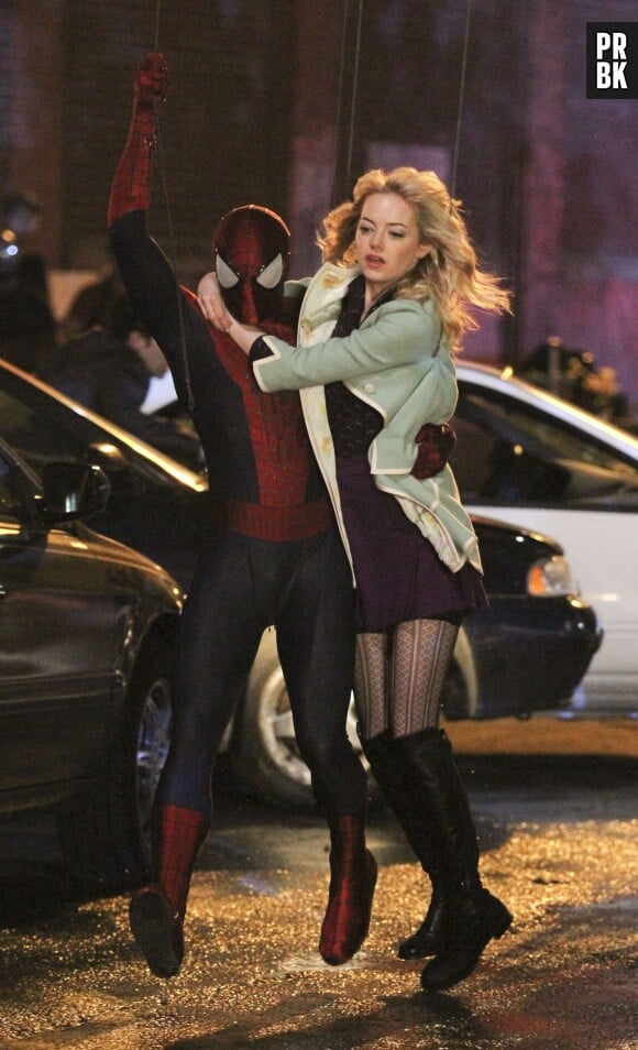 Emma Stone dans les bras d'Andrew Garfield sur le tournage de The Amazing Spider-Man 2