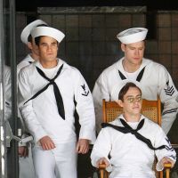 Glee saison 5 : Chris Colfer et les garçons en marins sur le tournage