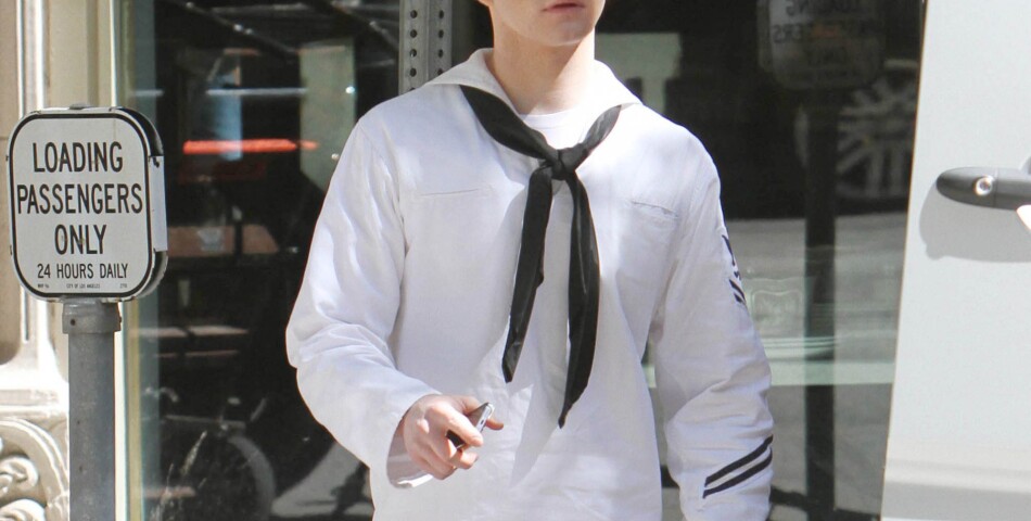 Glee saison 5 : Chris Colfer en marin sur le tournage à Los Angeles le 1er avril 2014