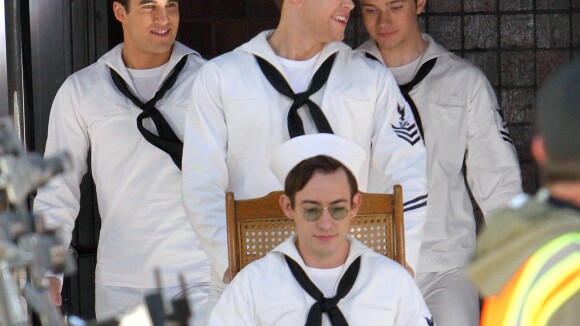 Glee saison 5 : Chris Colfer et les garçons en marins sur le tournage