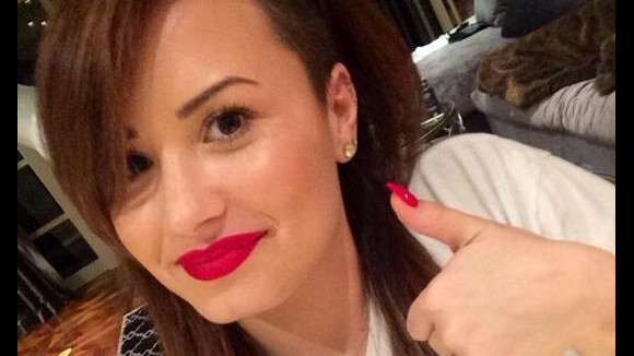Demi Lovato change encore de coupe de cheveux : ciao le rose, retour au brun