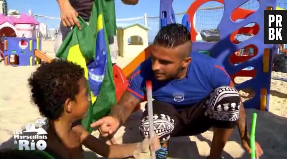 Les Marseillais à Rio : Julien s'amuse dans un centre pour enfants