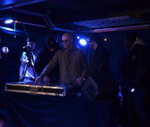 L'Entourage : des fans ont participé à une pré-écoute de l'album Jeunes Entrepreneurs du collectif, au Pop-up du Label à Paris, le 24 avril 2014