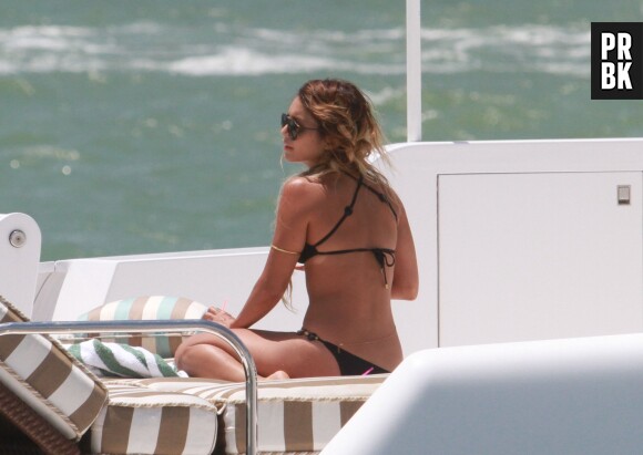Vanessa Hudgens profite du soleil en bikini, le 18 mai 2014 à Miami