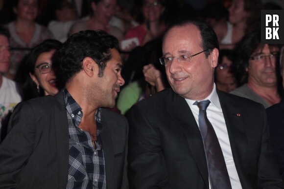 Jamel Debbouze et François Hollande, complices à la finale du Trophée d'Impro Culture & Diversité, au théâtre Le Comedia le 19 mai 2014 à Paris