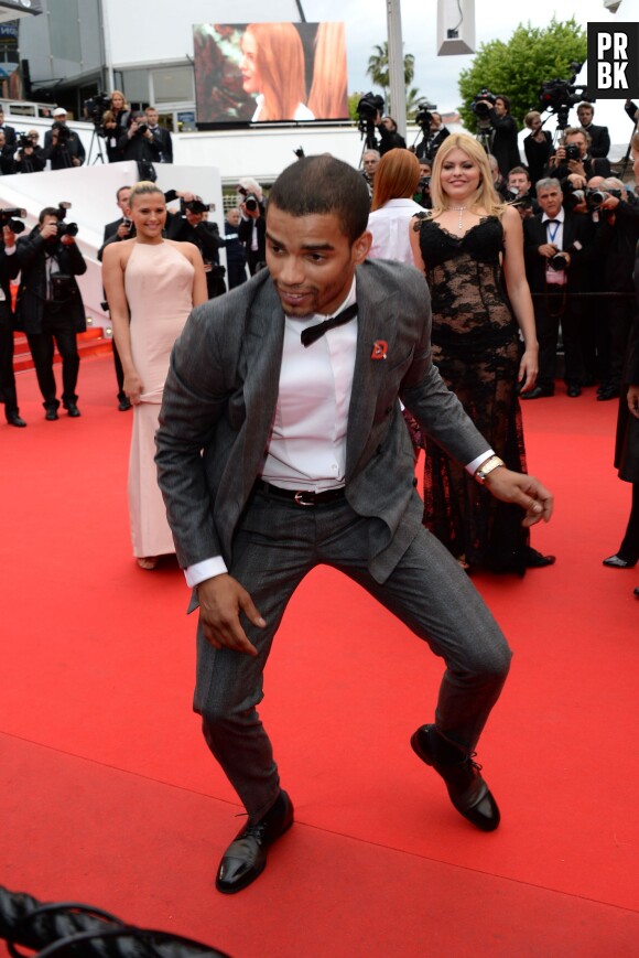 Brahim Zaibat danse sur le tapis rouge du festival de Cannes, le 19 mai 2014