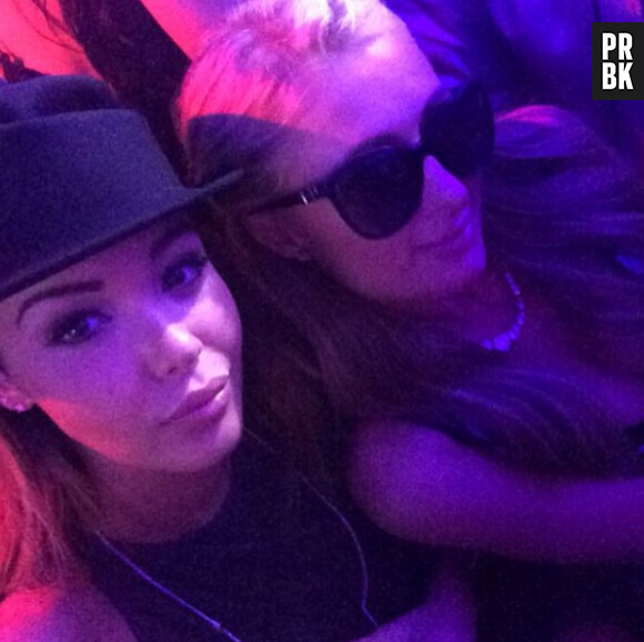 Nabilla Benattia prend la pose avec Paris Hilton lors du Festival de Cannes, le 18 mai 2014