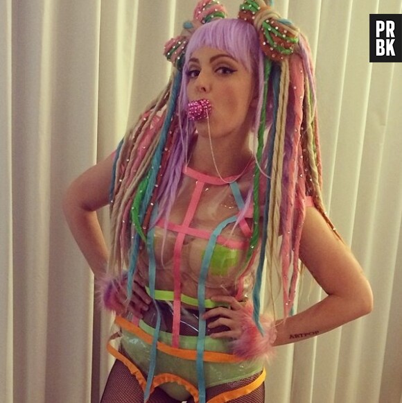 Une fan de Lady Gaga imite ses costumes
