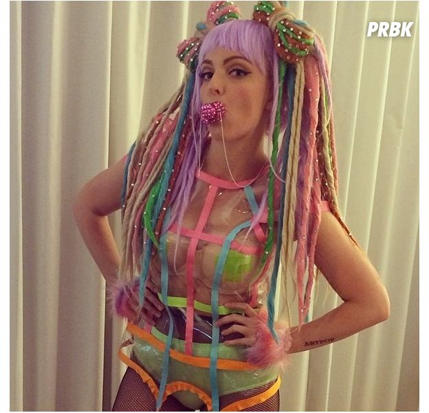 Une fan de Lady Gaga imite ses costumes
