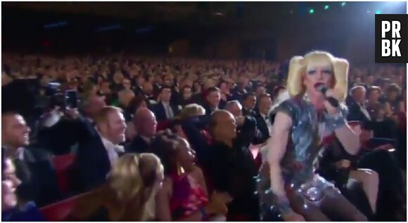 Neil Patrick Harris offre une lap dance à Sting aux Tony Awards 2014