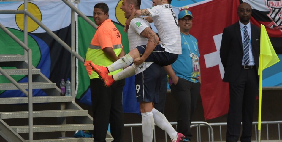 Mathieu Valbuena et Olivier Giroud célèbrent un but pendant France VS Suisse, le 20 juin 2014 au Brésil