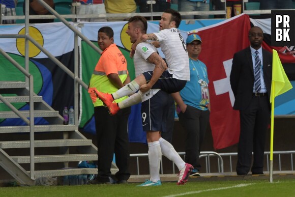 Mathieu Valbuena et Olivier Giroud célèbrent un but pendant le Mondial 2014