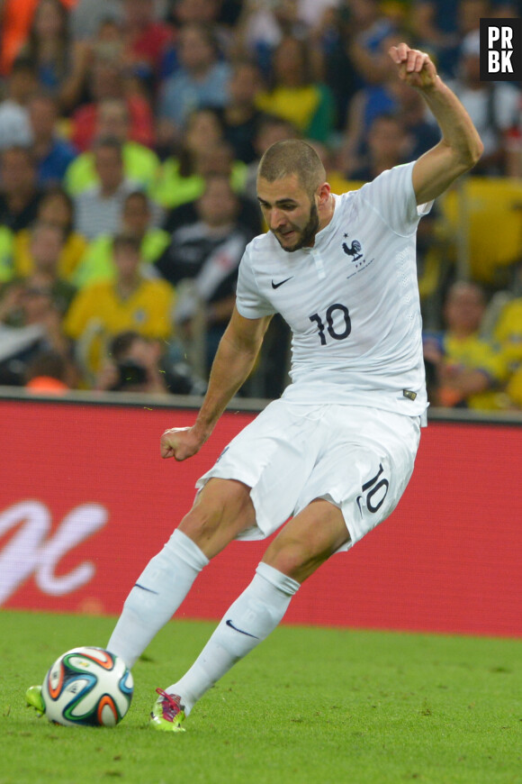 Karim Benzema tente sa chance face à Equateur, le 25 juin 2014 au Brésil