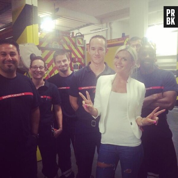 Amélie Neten prend la pose avec des pompiers sur une photo postée le 28 juin 2014 sur Twitter