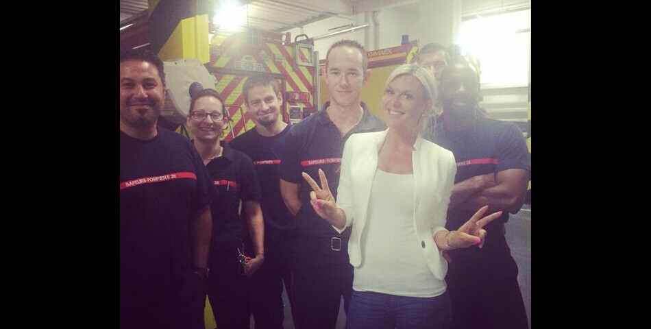  Am&amp;eacute;lie Neten prend la pose avec des pompiers sur une photo post&amp;eacute;e le 28 juin 2014 sur Twitter 