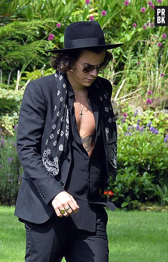 Harry Styles en look de rockeur au mariage de la maman de Louis Tomlinson, le 20 juillet 2014 à Manchester