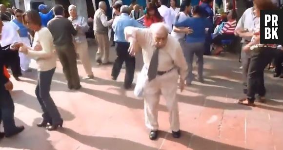 Un papy fait le buzz sur le net avec une chorégraphie délirante lors d'un mariage