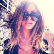 Zahia Dehar très décolletée sur Twitter : ses seins affolent la Toile