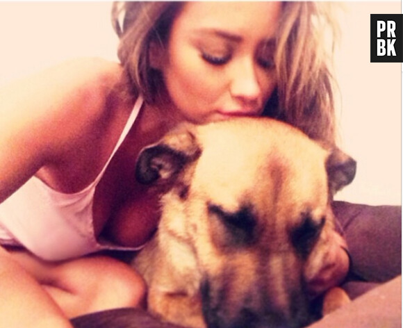 Shay Mitchell met son décolleté en avant sur Instagram le 31 juillet 2014