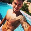 Baptiste Giabiconi dévoile ses abdos sur Instagram