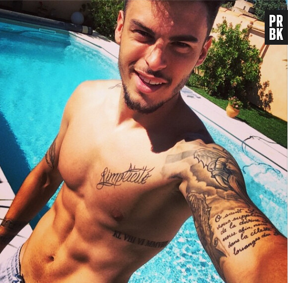 Baptiste Giabiconi dévoile ses abdos sur Instagram