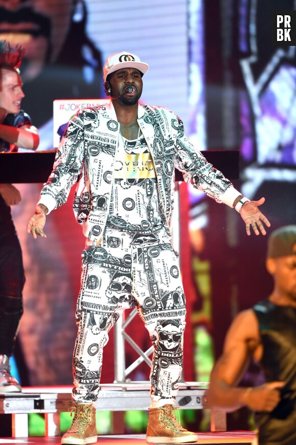 Jason Derulo et son look improbable 100% dollars aux World Music Awards 2014