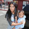 Kim Kardashian avec sa fille North à Burbank, le 7 août 2014
