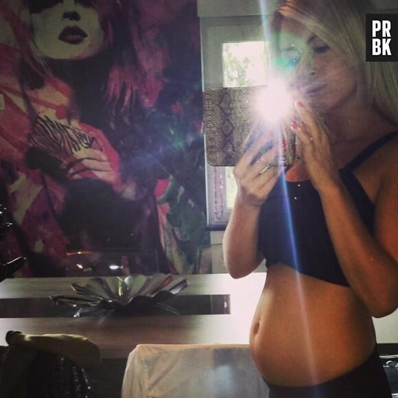 Stéphanie Clerbois affiche son petit "baby bump" sur Twitter, le 22 août 2014